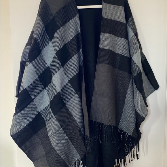 No Brand Sweaters - NWOT Checkered Black / Gray Poncho Shawl 100% Acrylic
